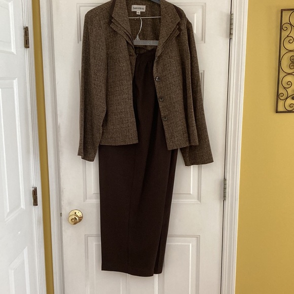 Brown 4 button fanned collar blazer and pant suit - Picture 5 of 5